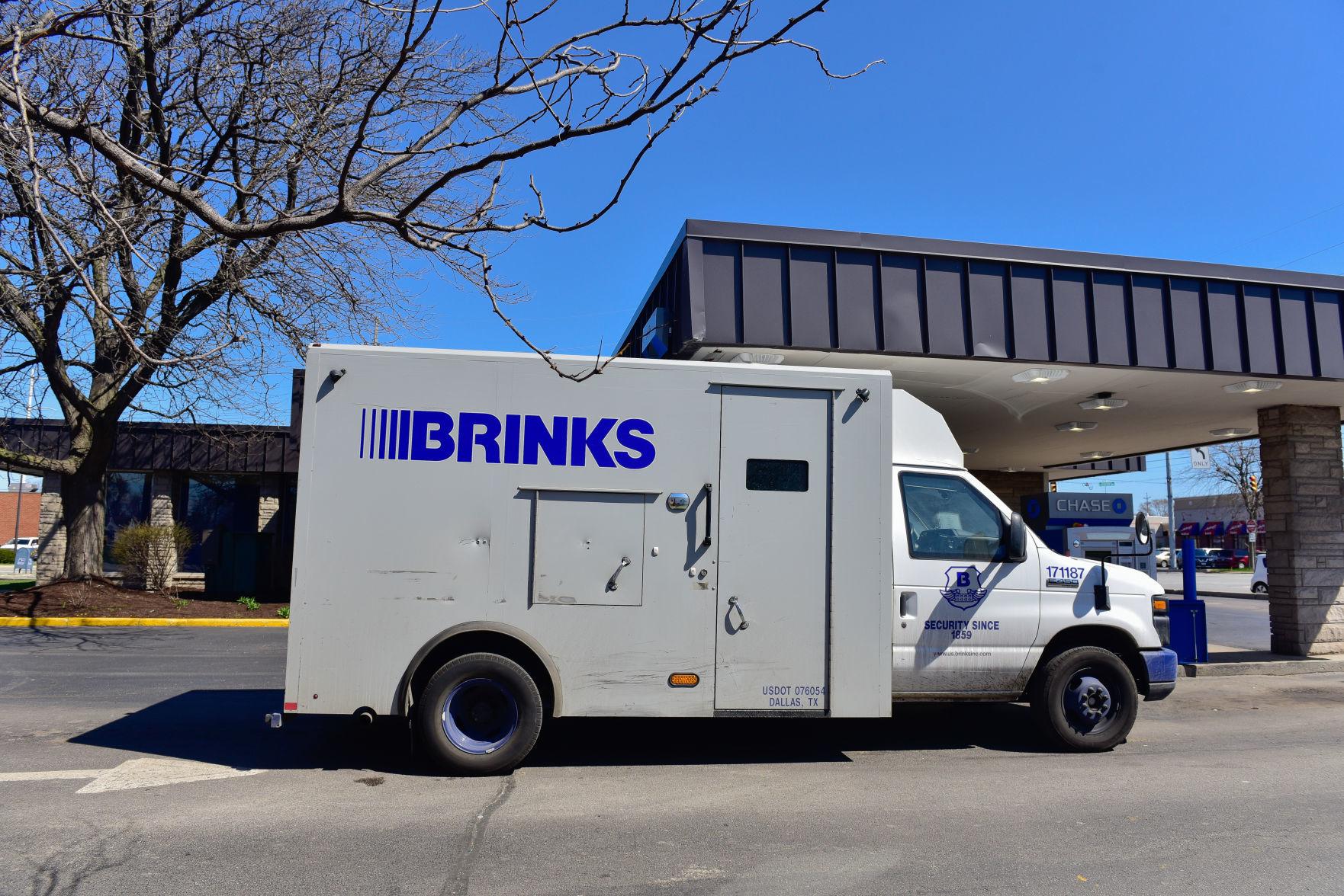Brinks Truck Robbed at Gun Point at Chase Bank